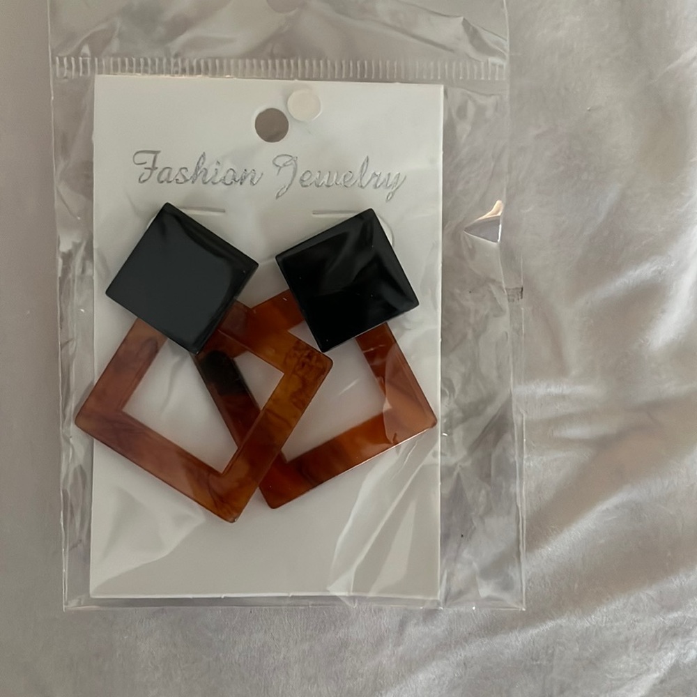 Never worn fun earrings!  Light weight
